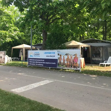 مكان تخييم Caravans Zelena Laguna بوريتش