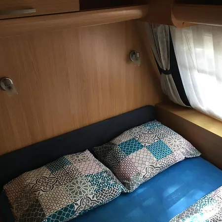 Caravans Zelena Laguna 캠프장 *
