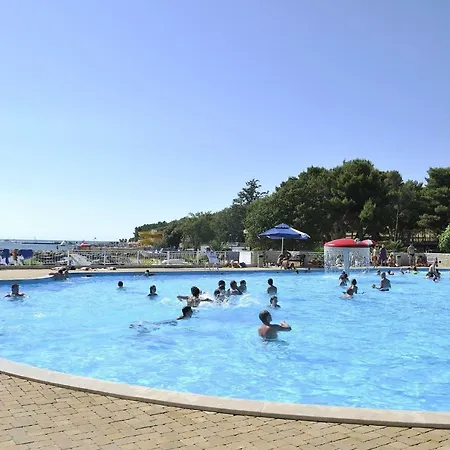Caravans Zelena Laguna 캠프장